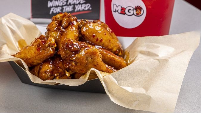 M2GO wings tray on the table